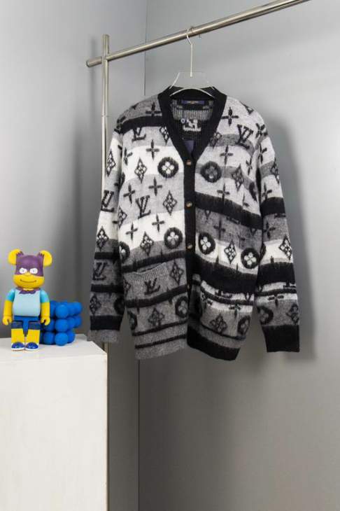 Picture of Louis Vuitton Sweaters _SKULVM-2XLxetrMO746585